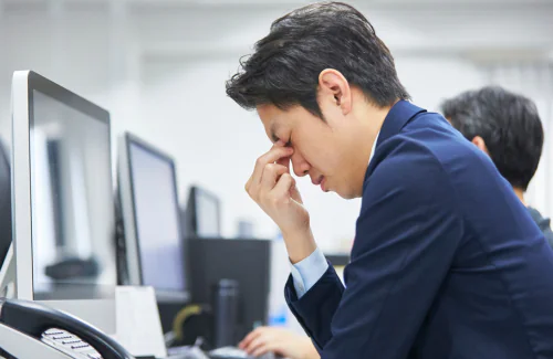 頭痛のする男性